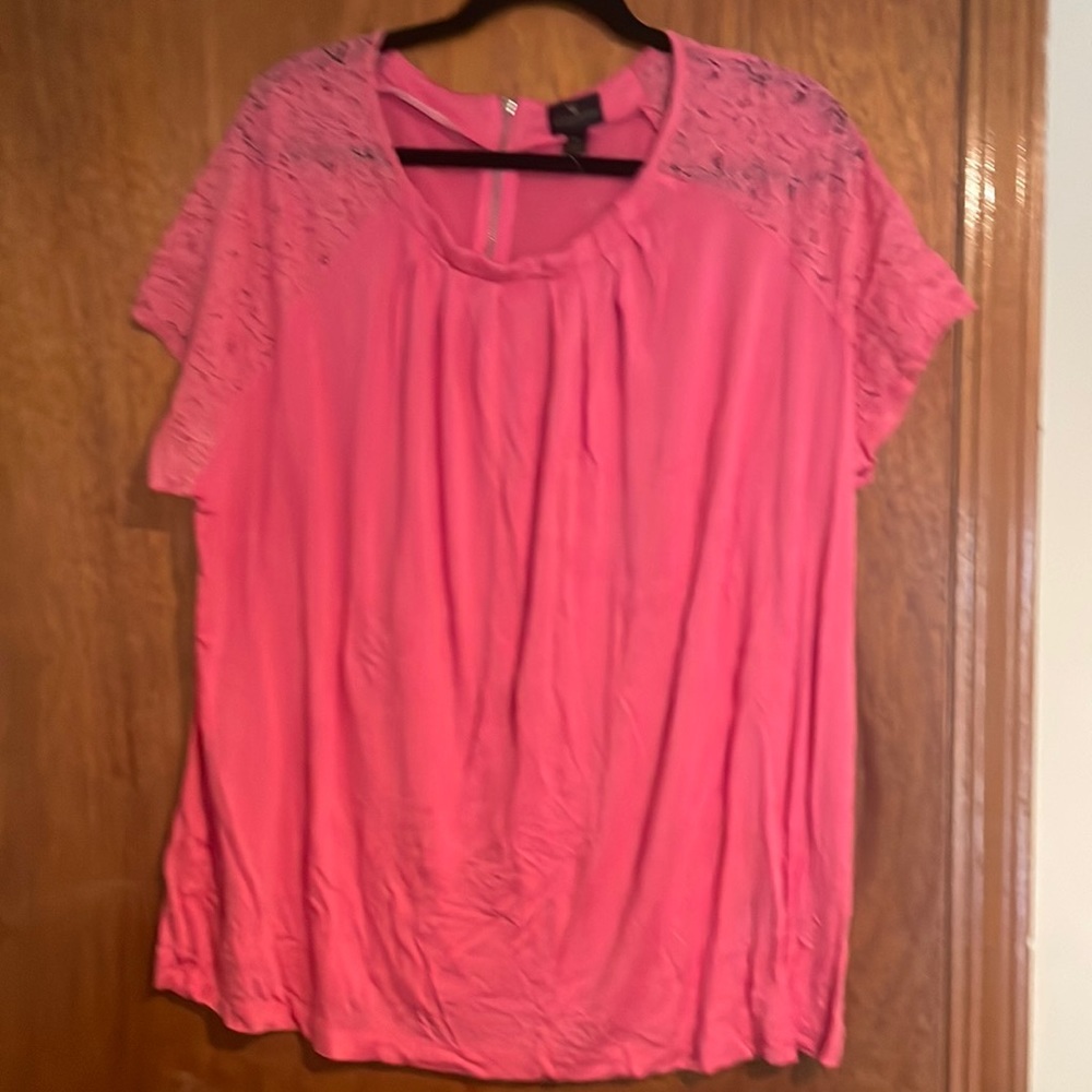 NWOT Worthington Top with Lace Sleeves and Zipper on back Size 2X